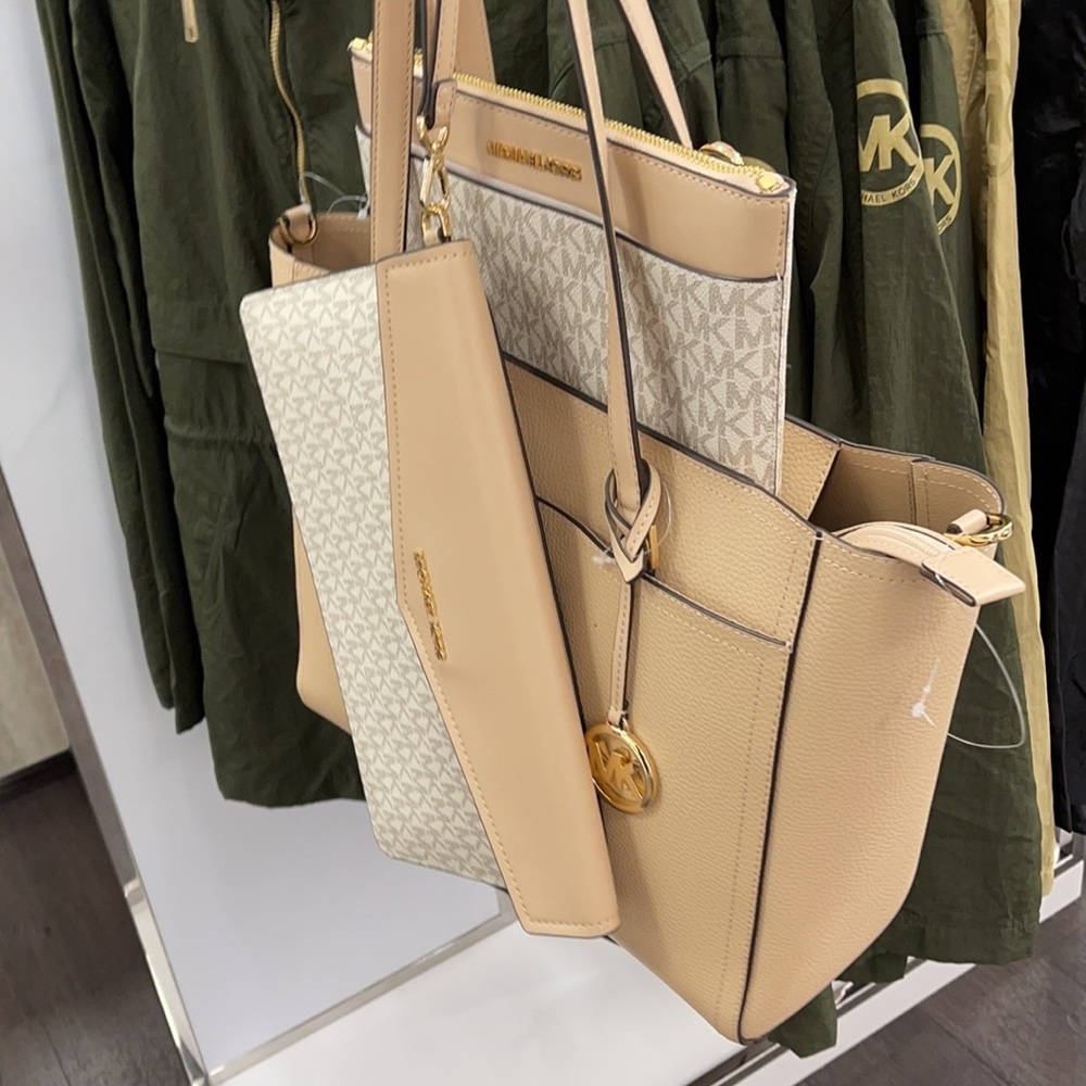 Michael Kors Maisie Large Pebbled Leather 3-in-1 Tote Bag - Picture 13 of 16